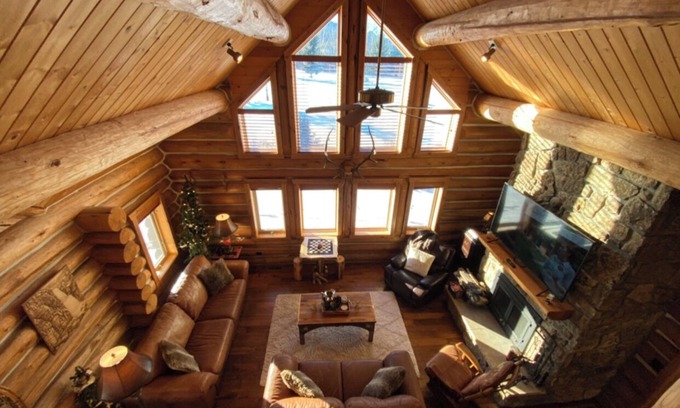Red Lodge Casa | Luxurious Log Cabin & Hot Tub on Golf Course with Spectacular Mountain Views
