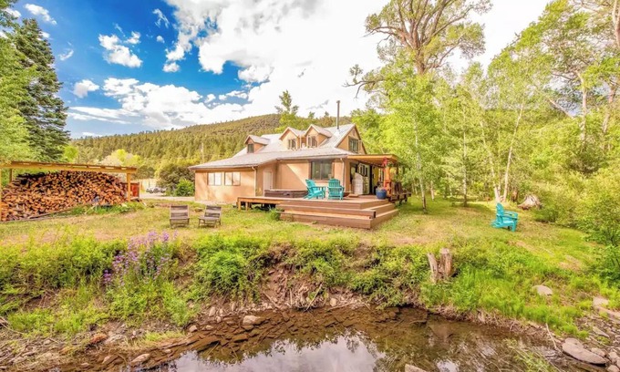 Taos Casa | Luxurious Log Cabin on a River