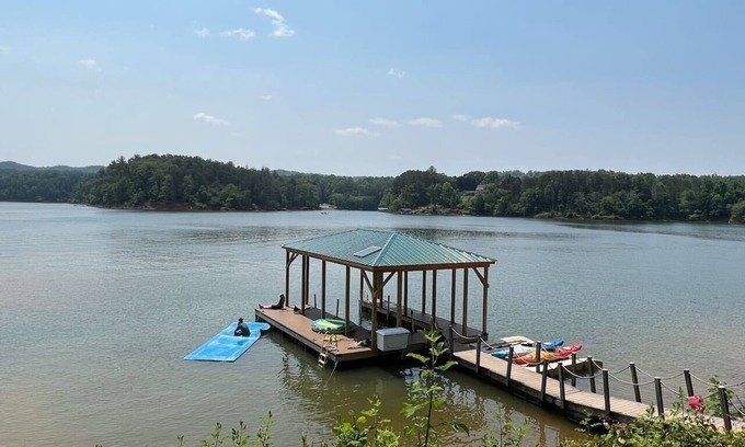 Wilkesboro Cabina | Luxurious Log Cabin on Kerr Scott Lake
