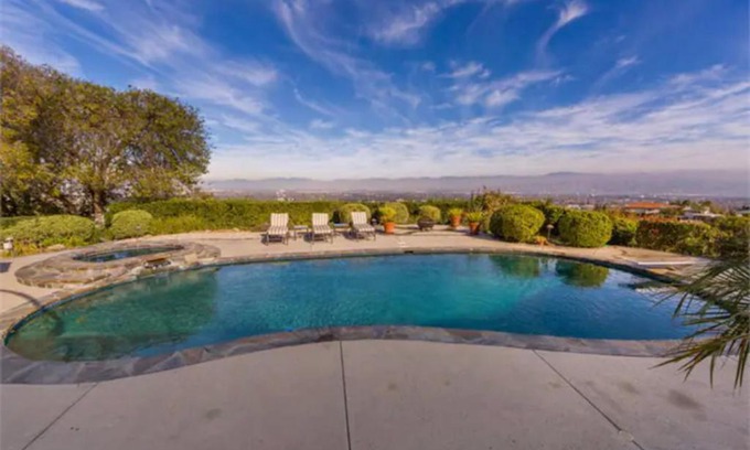 Sherman Oaks Villa | Luxurious Los Angeles Home-Panoramic View-Pool-Spa