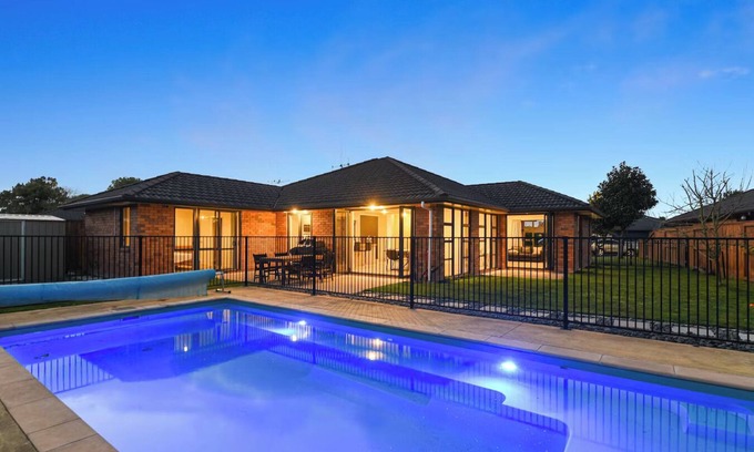 Hamilton Apartamento | Luxurious Master Bedroom With Pool View : Hamilton