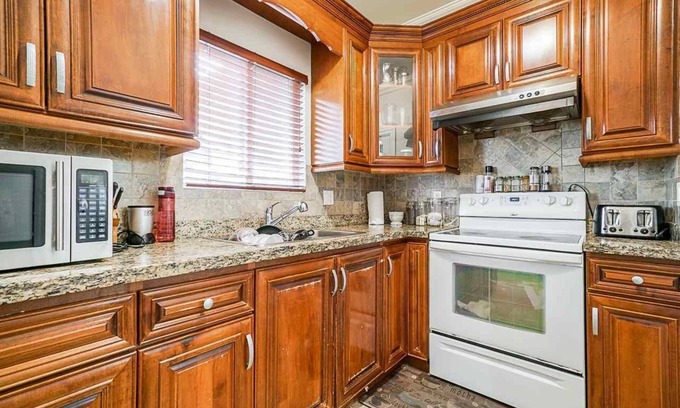 Newton Apartamento | Luxurious Master Bedroom Suite with In-suite Bathroom with Jacuzzi