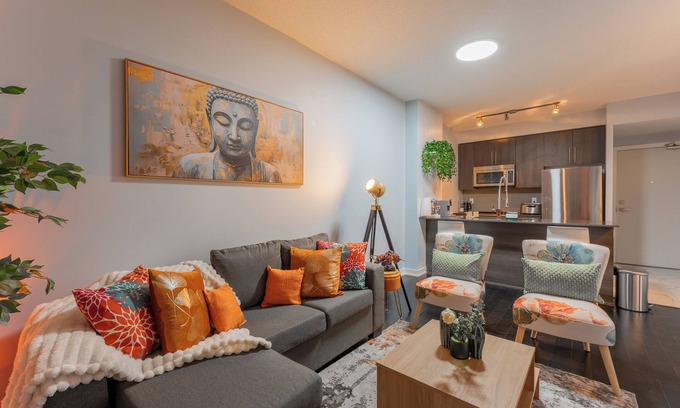 Downtown Mississauga Casa | Luxurious Mississauga Condo ~ Cozy ~ Comfort