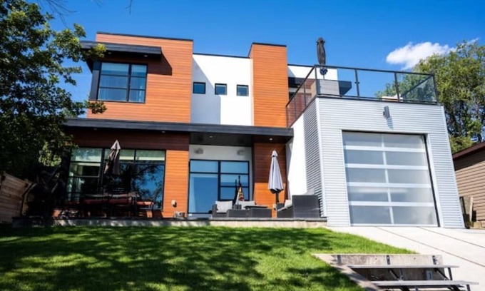 Fort Qu'Appelle Cabaña | Luxurious Modern WaterFront Cottage/ICE FISHING