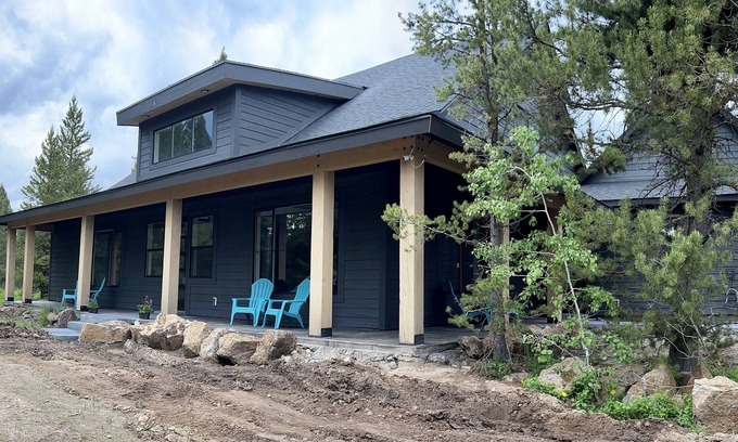 Island Park Cabina | Luxurious, modern 5 bedroom/4 bathroom cabin nestled in the pines. Sleeps 16.