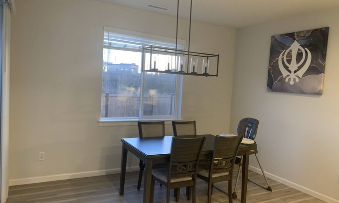 West Lake Stevens Casa | Luxurious Modern Home minutes away from the lake and all your convenient stores!
