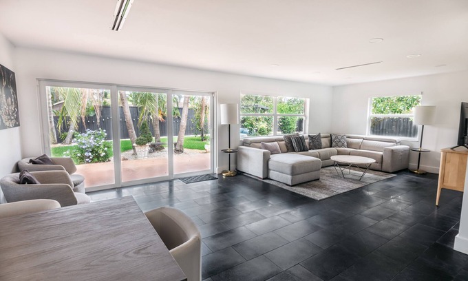 Palm Springs Casa | Luxurious modern home w/ private tropical backyard close to beach and downtown!