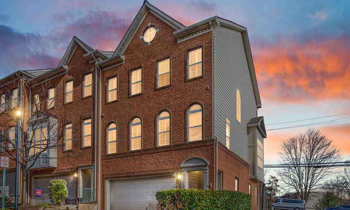 Landmark Casa | Luxurious-Modern-OpenConcept-PvtGarage-MinsfromDC