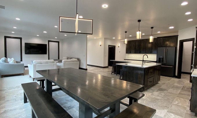 Coos Bay Casa | Luxurious Modern Retreat with 3 King Suites