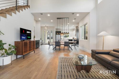 Dawson Casa | Luxurious Modernism with Private Hot Tub and Garage