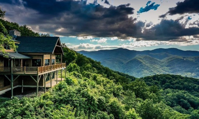 Lake Lure Cabina | Cabaña de montaña aislada con increíbles vistas de largo alcance