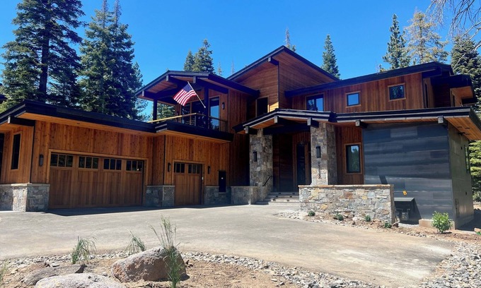 Ponderosa Palisades Casa | Luxurious Mountain Retreat in Schaffer’s Mill, Truckee