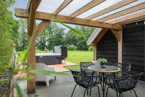 Triemen Apartamento | Luxurious nature stay in Friesland with jacuzzi