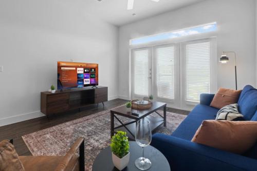 West Oak Hill Apartamento | Luxurious New Unit 1Bd1Ba Pool Golf Sim