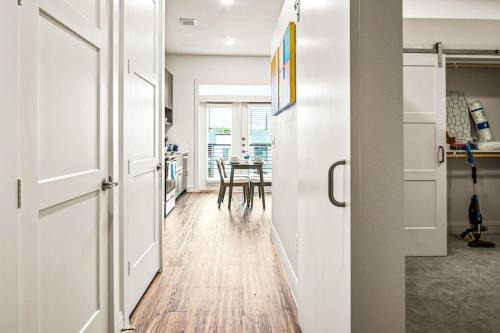 West Oak Hill Apartamento | Luxurious New Unit 1Bd1Ba Pool, Golf Sim