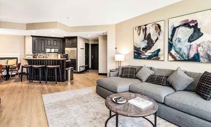 Highlands Townhomes Condominio | Luxurious & newly remodeled ski-in/ski-out with gorgeous views!!