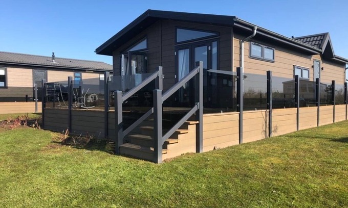 Berwick-upon-Tweed Casa | Lujoso Oakwood Lodge con vista al lago y gloriosos atardeceres con balcón