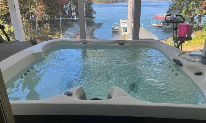 Buford Casa | Luxurious Oasis over Lake Lanier Islands & Margaritaville! Hot Tub! Boat Dock!