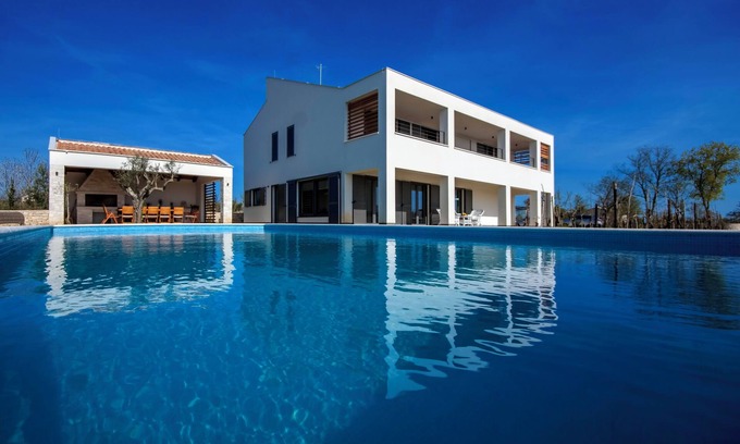 Butkovici Villa | Lujoso oasis rodeado de olivares y viñedos, piscina climatizada