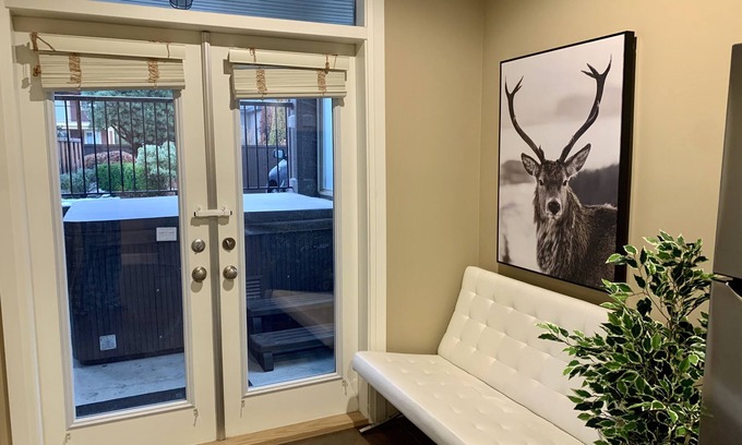 Guildford Apartamento | Luxurious Oasis with private Hot Tub:Theatre:Games Rm:Bar