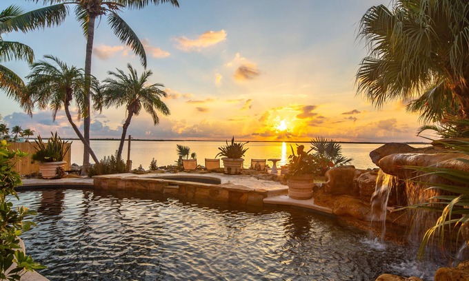 Bay Point Casa | Lujosa propiedad frente al mar 5BR con piscina y cascada