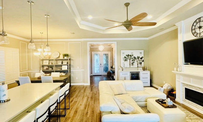 Naples Casa | LUXURIOUS OPEN CONCEPT WATERFRONT HOME. 3 BED 3 BATH. PRIVATE HEATED POOL & SPA.