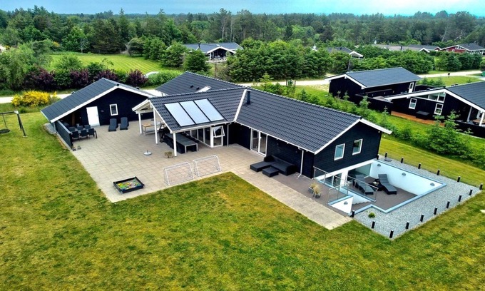 Blokhus Casa | Luxurious pool house | Steam room | Sauna | Pool table | Slot machines | Enclosed garden