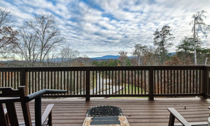 Gatlinburg - Pigeon Forge Cabina | PIGEON FORGE! 4BR / 3. 5 BA. Duerme 10! Bañera de hidromasaje! ¡BONITO!
