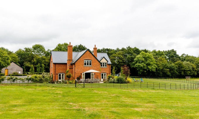 Woolhope Casa | Luxurious property with downstairs bedroom and wet room,large garden,games room