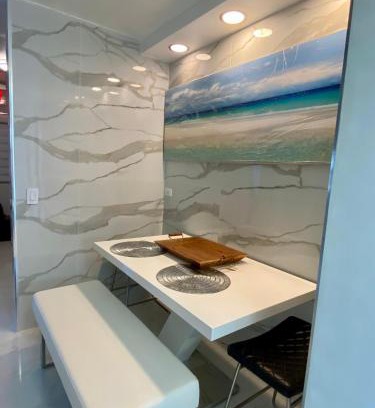 North Bay Village Apartamento | Luxurious remodeled direct Waterfront apartment with Miami skyline view and outdoor terrace Free parking 5min drive to Miami Beach