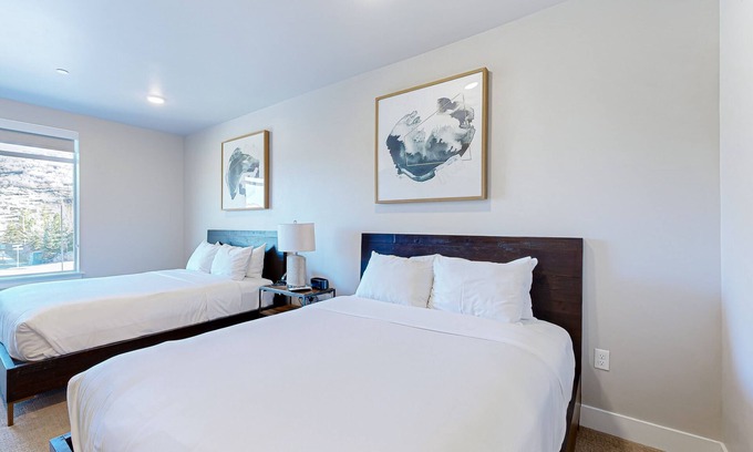 Park City Apartamento | Luxurious resort studio with pool, hot tub, ski shuttle + rolling foothill views