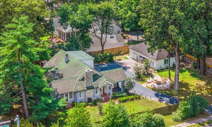 East Memphis Casa | "Luxurious Retreat for Families, Couples & Work Getaways Cozy Oasis of Elegance!