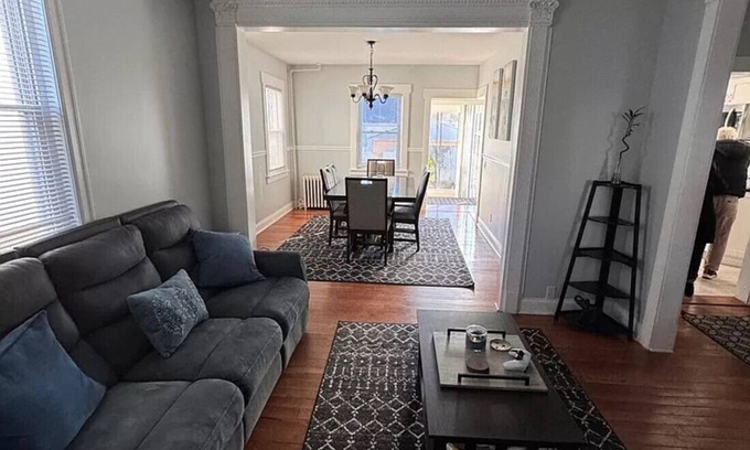 Glasser Casa | LUXURIOUS RETREAT IN A TRANQUIL SMALL TOWN FOR A PEACEFUL GETAWAY