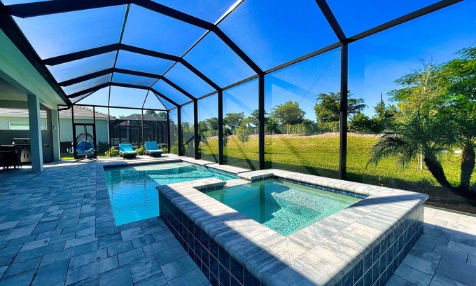 Naples Casa | Luxurious Retreat in Naples Reserve! 3 Bedroom Pool House, unwind in style!