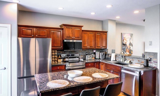 Roseland Condominio | Luxurious Retreat Right Next to the University of Notre Dame – Sleeps 20+!