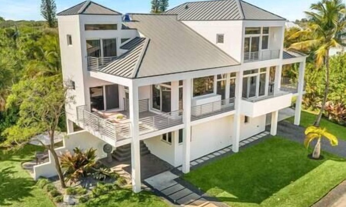 Summerplace Casa | Luxurious Retreat At The Whispering Palms