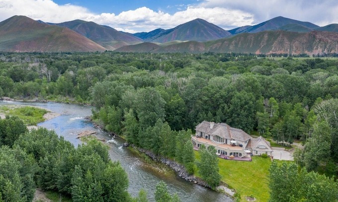 Hailey Casa | Luxurious Riverfront retreat- fishing, skiing, hiking, biking at your doorstep