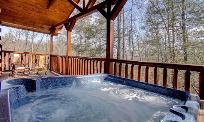Hemlock Hills Cabina | Inmaculada cabaña de Gatlinburg en una ubicación ideal: privada / romántica / WiFi / bañera de hidromasaje