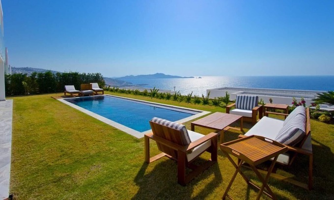 Gundogan Villa | Lujosa villa mediterránea frente al mar con piscina