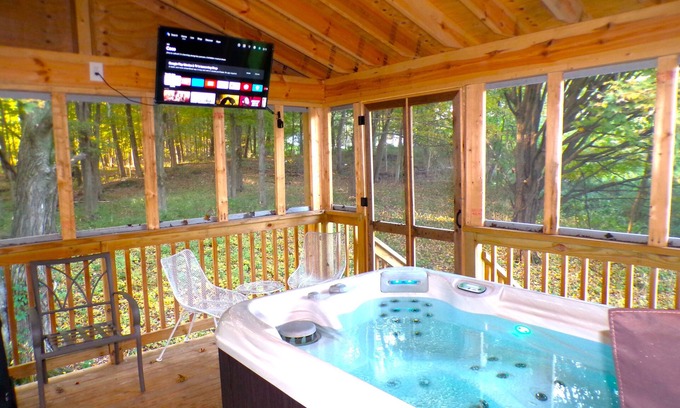 Catskill Cabina | Luxurious Serene Loft Cabin with Hot-Tub in the Heart of the Catskills