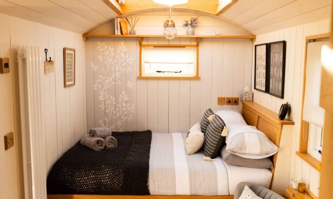 Monmouth Cabina | Luxurious shepherd's hut with star gazing skylight, secluded countryside location with fantastic views