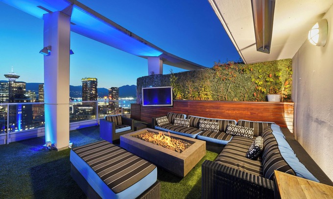 Crosstown Apartamento | Luxurious Skyview Penthouse with Stunning Mountain / Ocean views w/ hot-tub