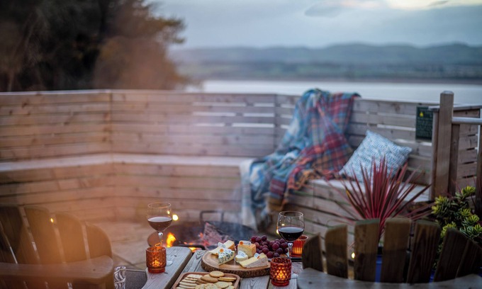 Cupar Cabina | Luxurious Snug with hottub which sleeps-2 in Fife