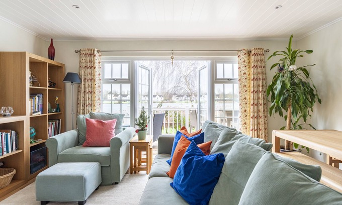 South Cerney Cabina | Luxurious South-Facing Lakeside Lodge