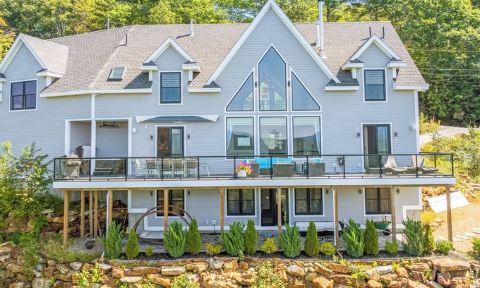 Campton Casa | Luxurious Spacious 6-bedroom House. Best Views, Hot tub. Waterville Estates!