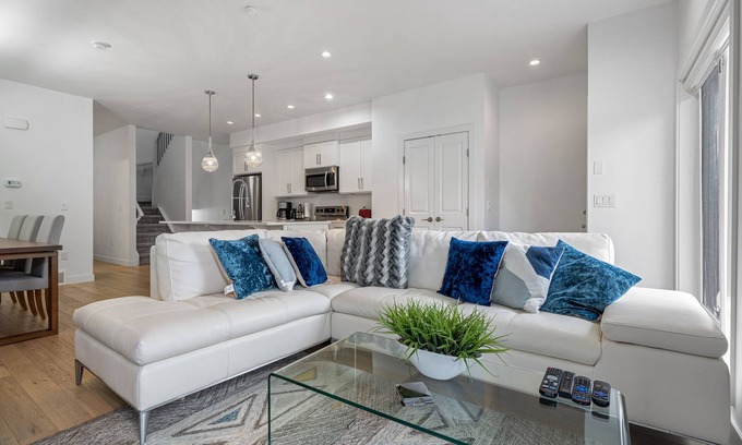 Hillhurst Casa | Luxurious Spacious Private House near City Centre