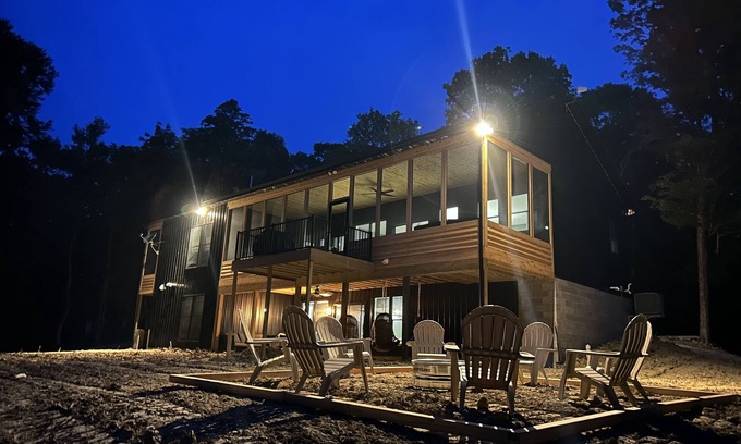 Carbon Hill Cabina | Luxurious Speakeasy Lodge, Hot Tub, Wifi & Hidden Speakeasy! Mins from the Caves