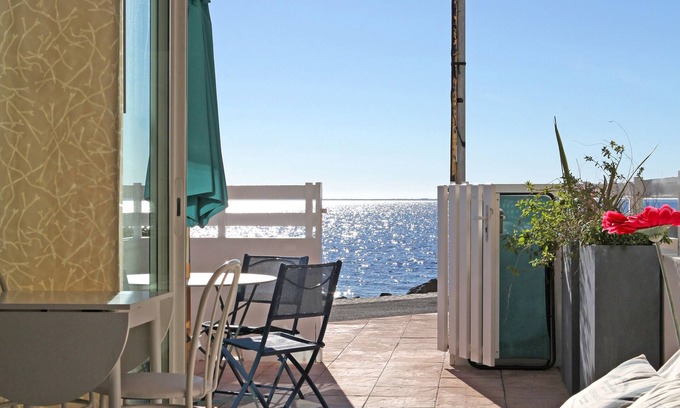 Meze Apartamento | Estudio de lujo 'pies en el agua' (3 metros del estanque).