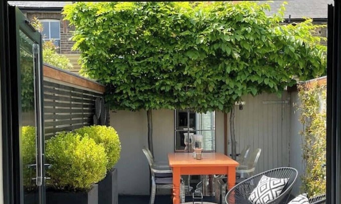 South Richmond Casa | Luxurious & stylish cottage in central Richmond. 10 mins to river, park, train.