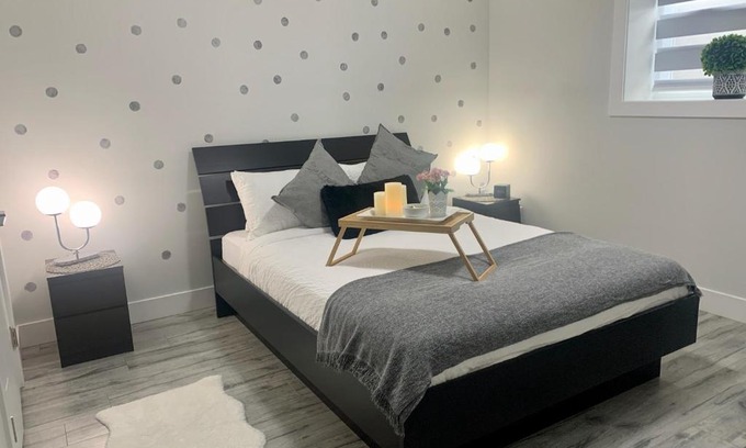 Delta Apartamento | Luxurious & Stylish Two Bedroom Suite, Full Kitchen, Close to Vancouver